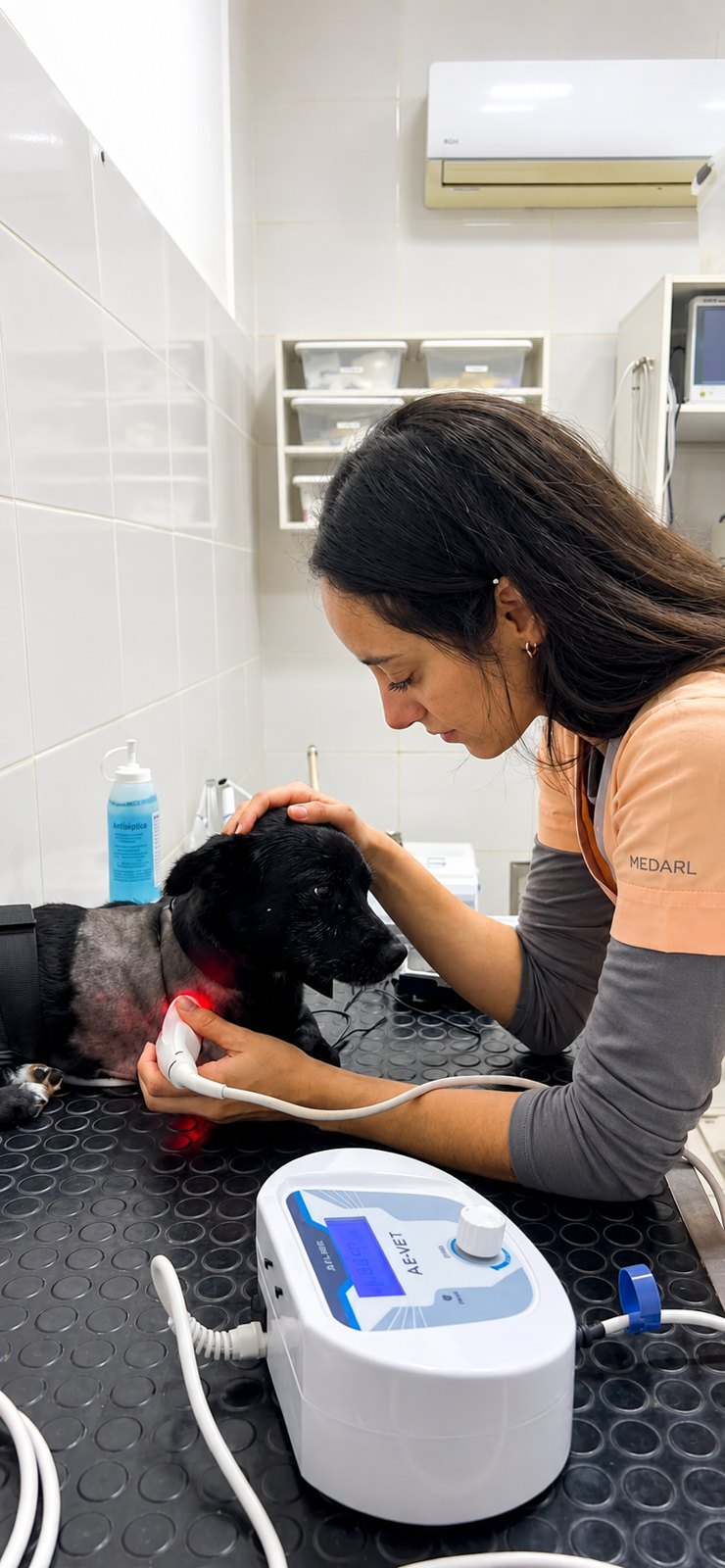 Profesional aplicando terapia especializada a un paciente